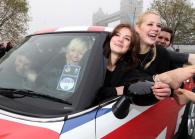 Най-много хора събрани в Mini Cooper! Във Великобритания поставиха рекорд с натъпкването на 28 души в Mini Cooper.